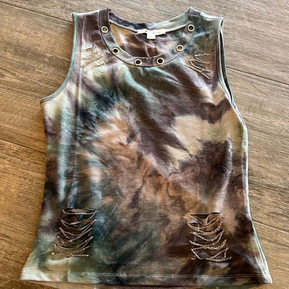 Tie-dyed T-shirt with chain decoration, cut outs adorable
